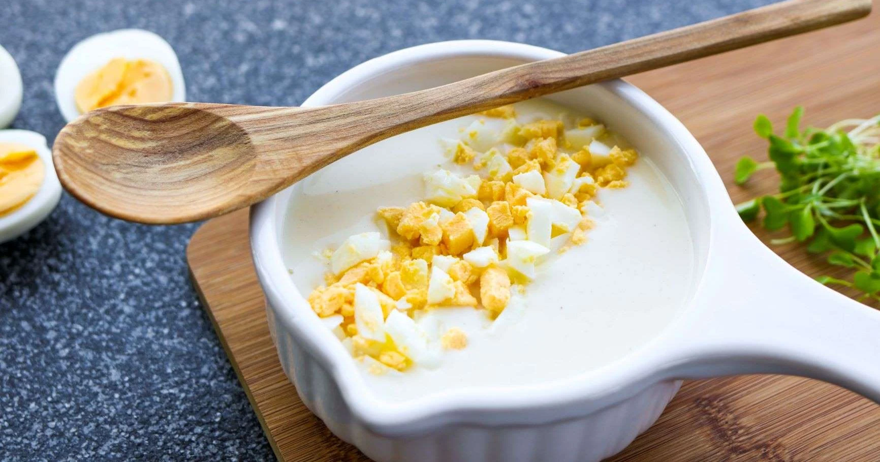 Kananmunakastike tarjoilukulhossa.