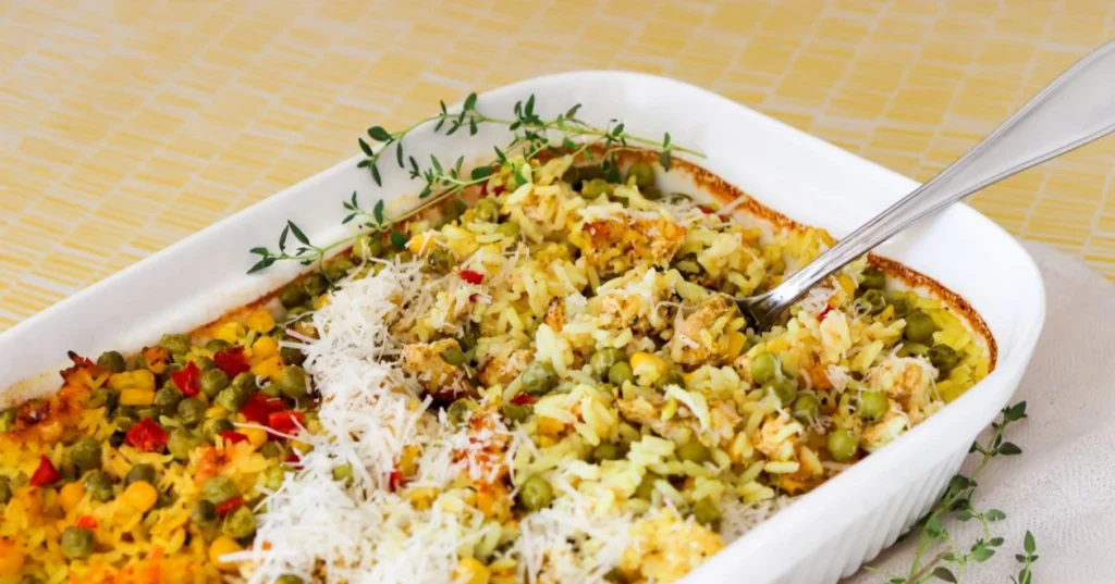 Uunissa paistettu kanarisotto, jonka päälle on ripoteltu juustoraastetta.