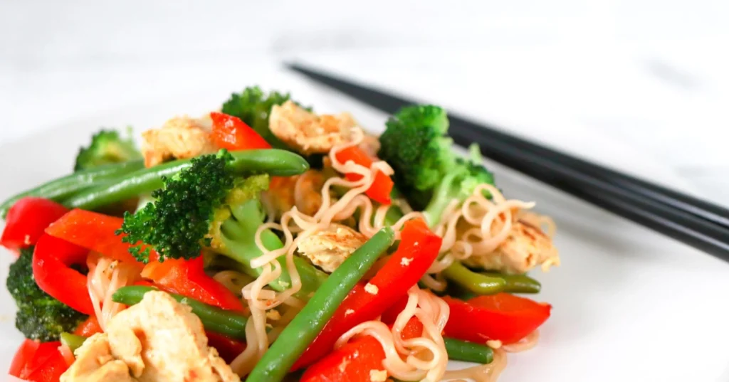 Kanawokki valkoisella lautasella.