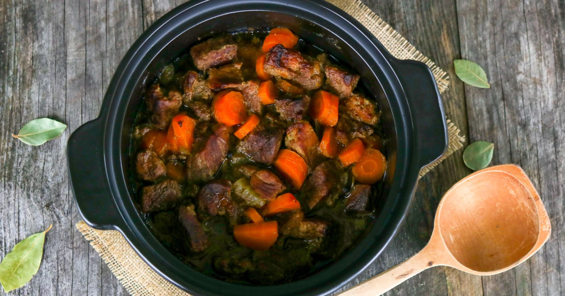 Karjalanpaistia mustassa uunipadassa.