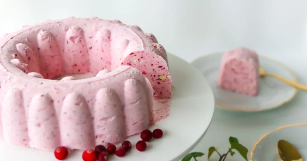 Renkaan muotoinen valkosuklaa-karpalojäädyke.