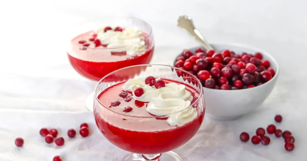 Karpalokiisseli kuohkean kermavaahdon kera.