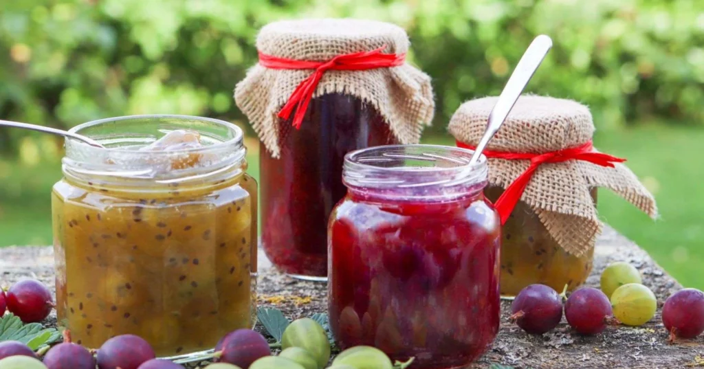 Kaksi eri väristä karviaishilloa lasipurkeissa.