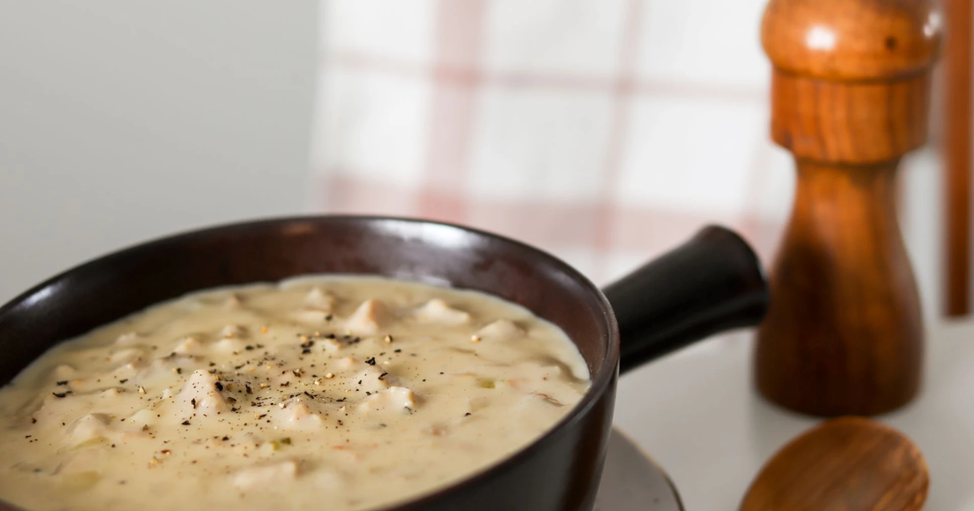 Joulukinkusta tehty kastike ruskeassa kastikekulhossa