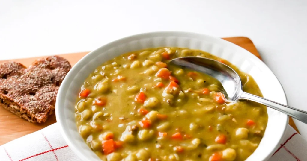 Kasvishernekeittoa ja sydämen muotoista ruisleipää.