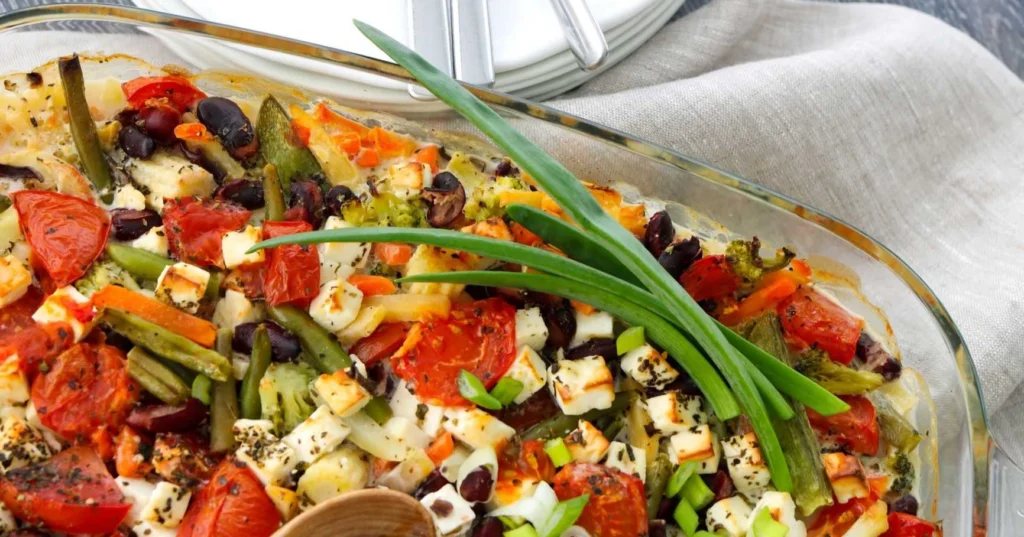 Feta-kasviskiusaus paistamisen jälkeen.