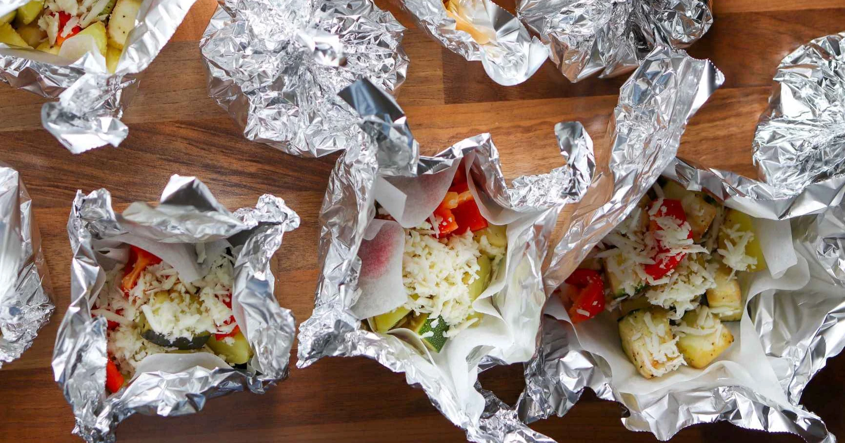 Kasvisnyytit folion sisään koottuina odottamassa grilliin menoa.