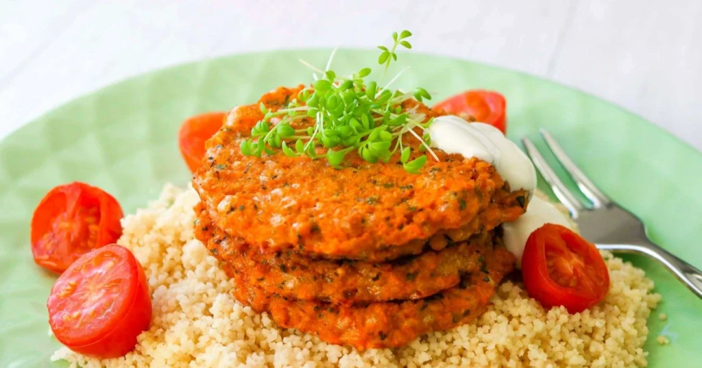 Kasvispihvit uunissa paistamisen jälkeen lautasella.