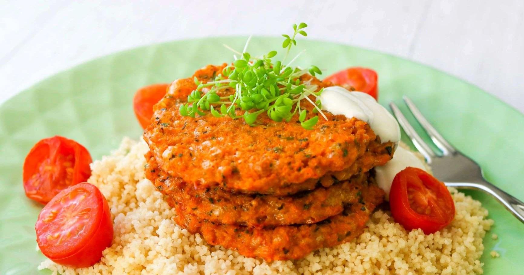 Kasvispihvit uunissa paistamisen jälkeen lautasella.