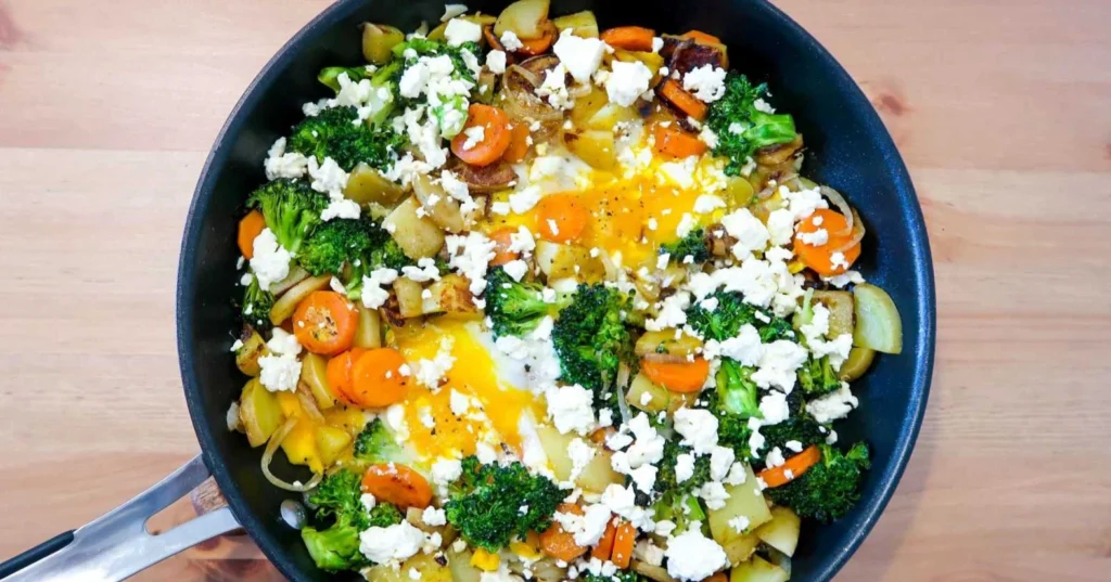 Värikäs kasvispyttipannu fetajuuston kera.