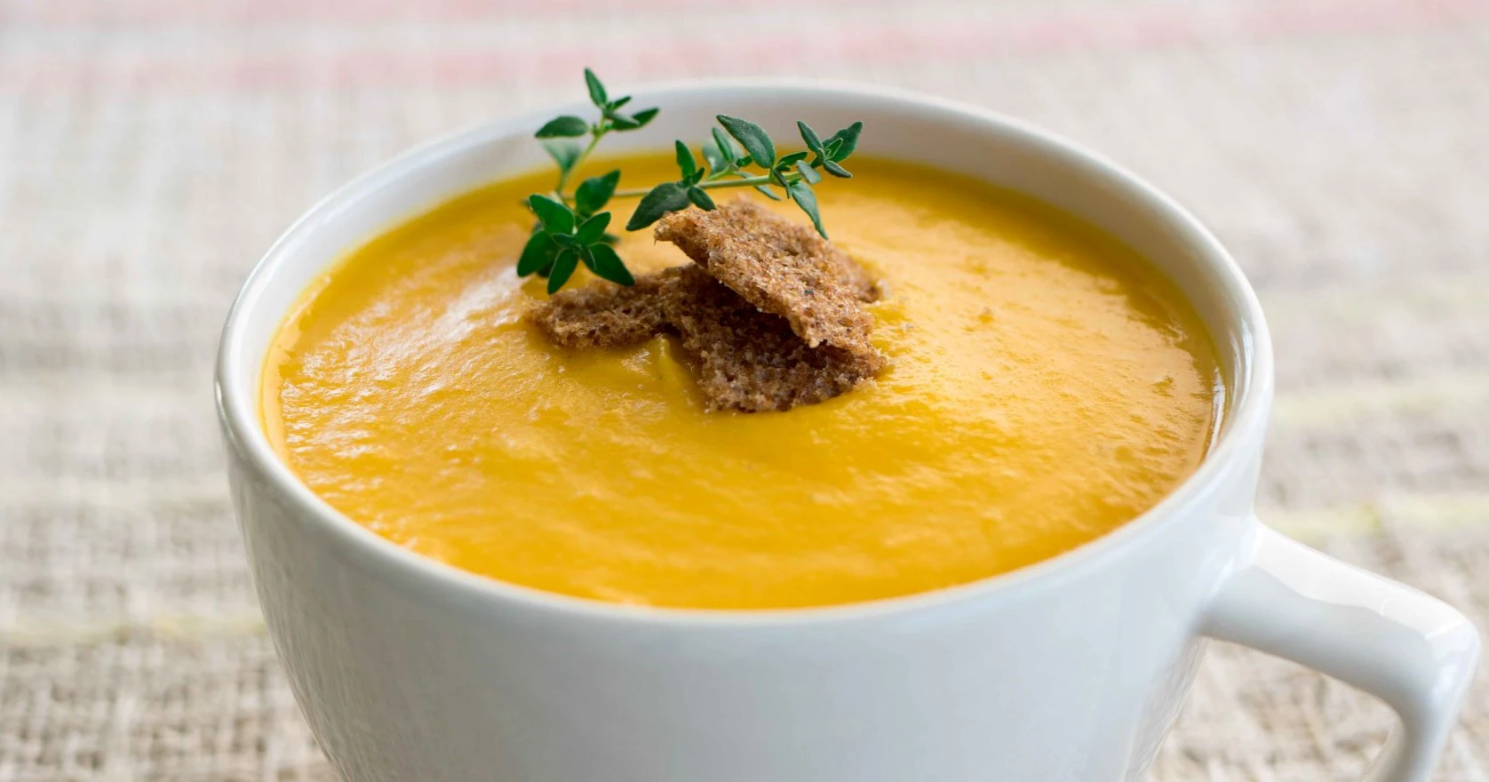 Kasvissosekeitto suuressa mukissa.