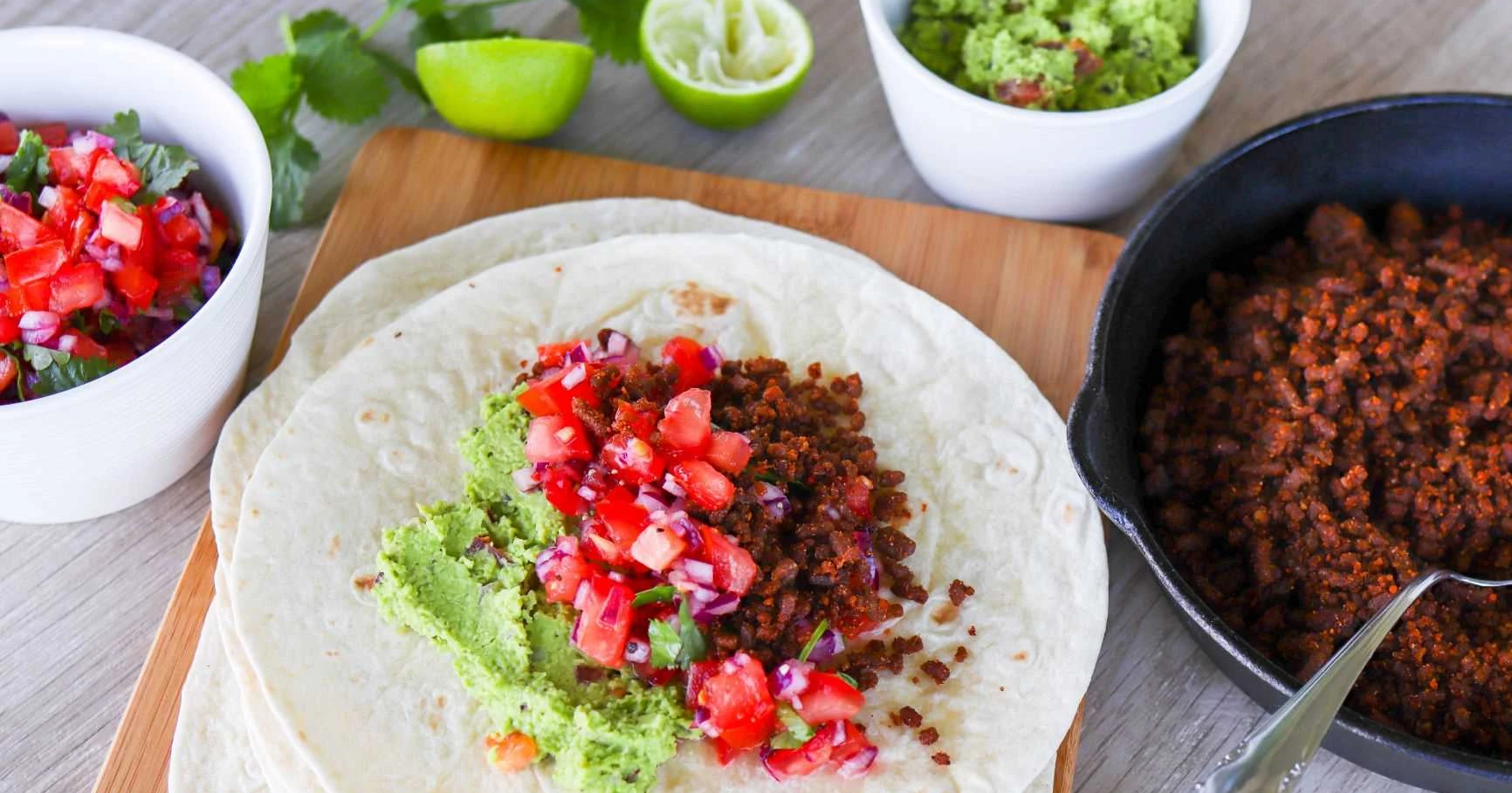 Kasvistortilla, jonka päällä on kaurajauhiksesta tehty täyte.