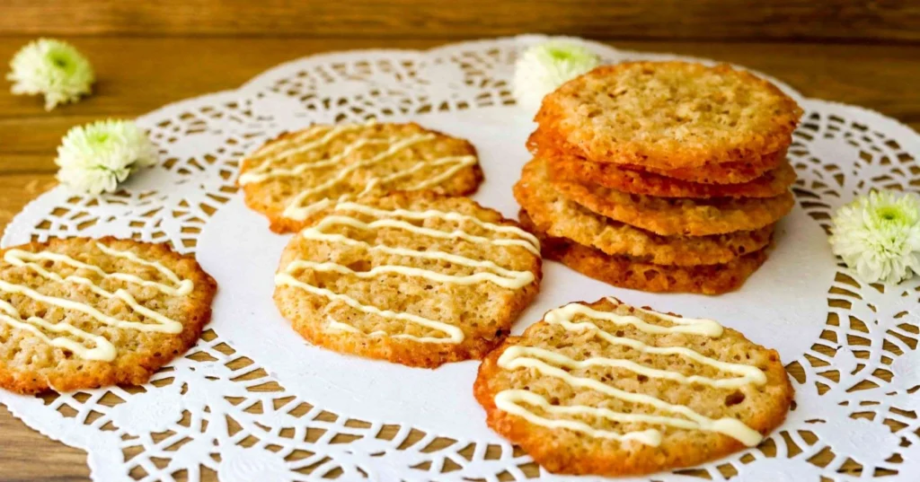 Kauralastut valkosuklaaraidoilla koristeltuna.