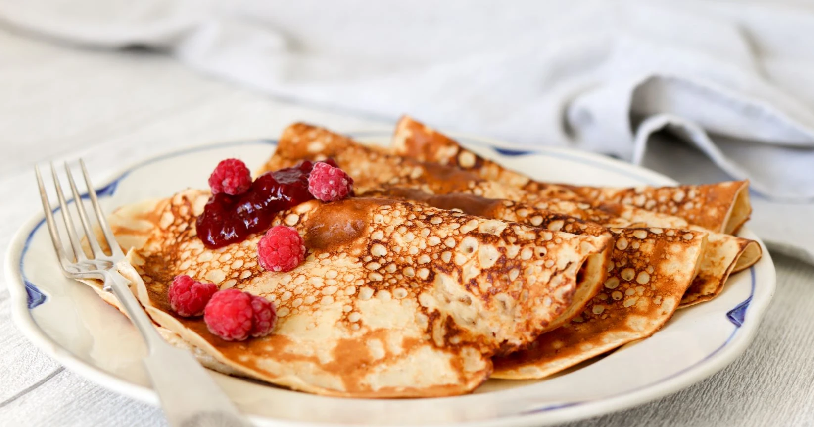 Kauraletut vadelmilla ja hillolla höystettynä.