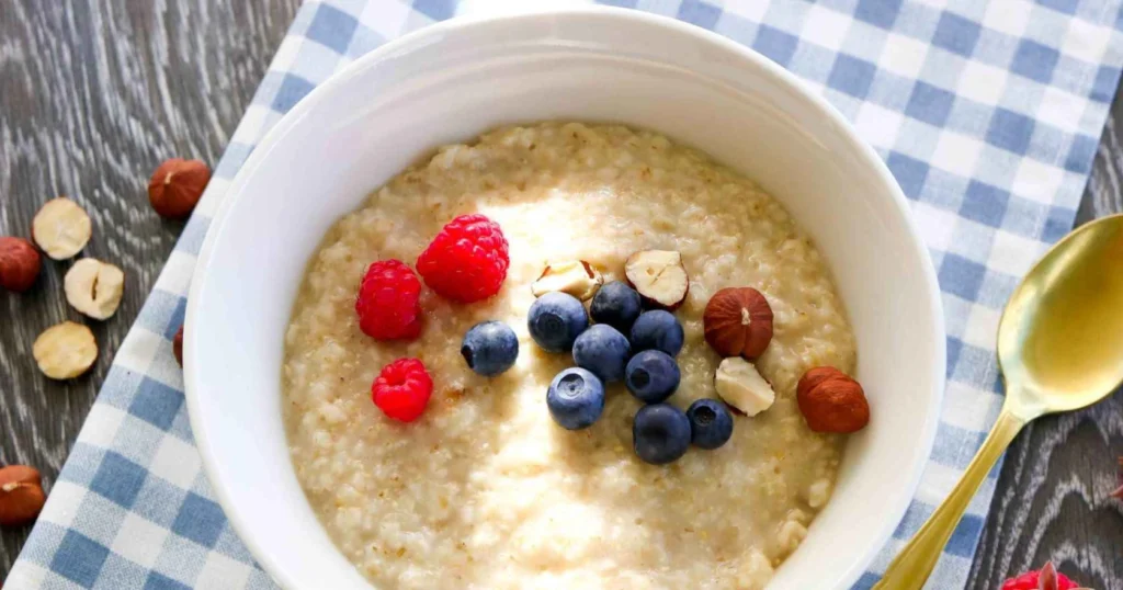Kaurapuuroa ja tuoreita marjoja kulhossa.