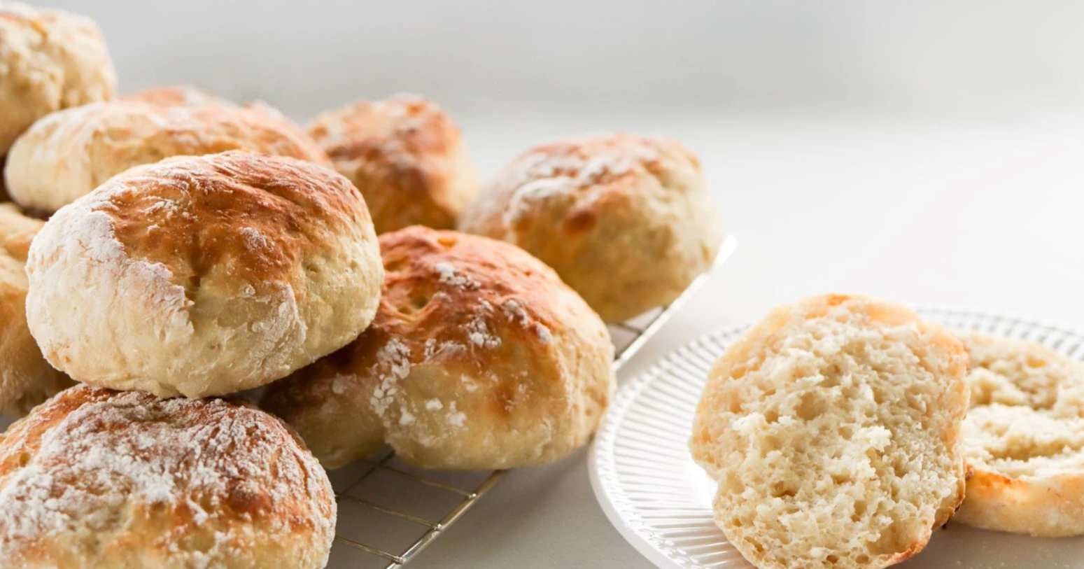 Kaurapuurosta tehtyjä sämpylöitä leivontaritilällä.