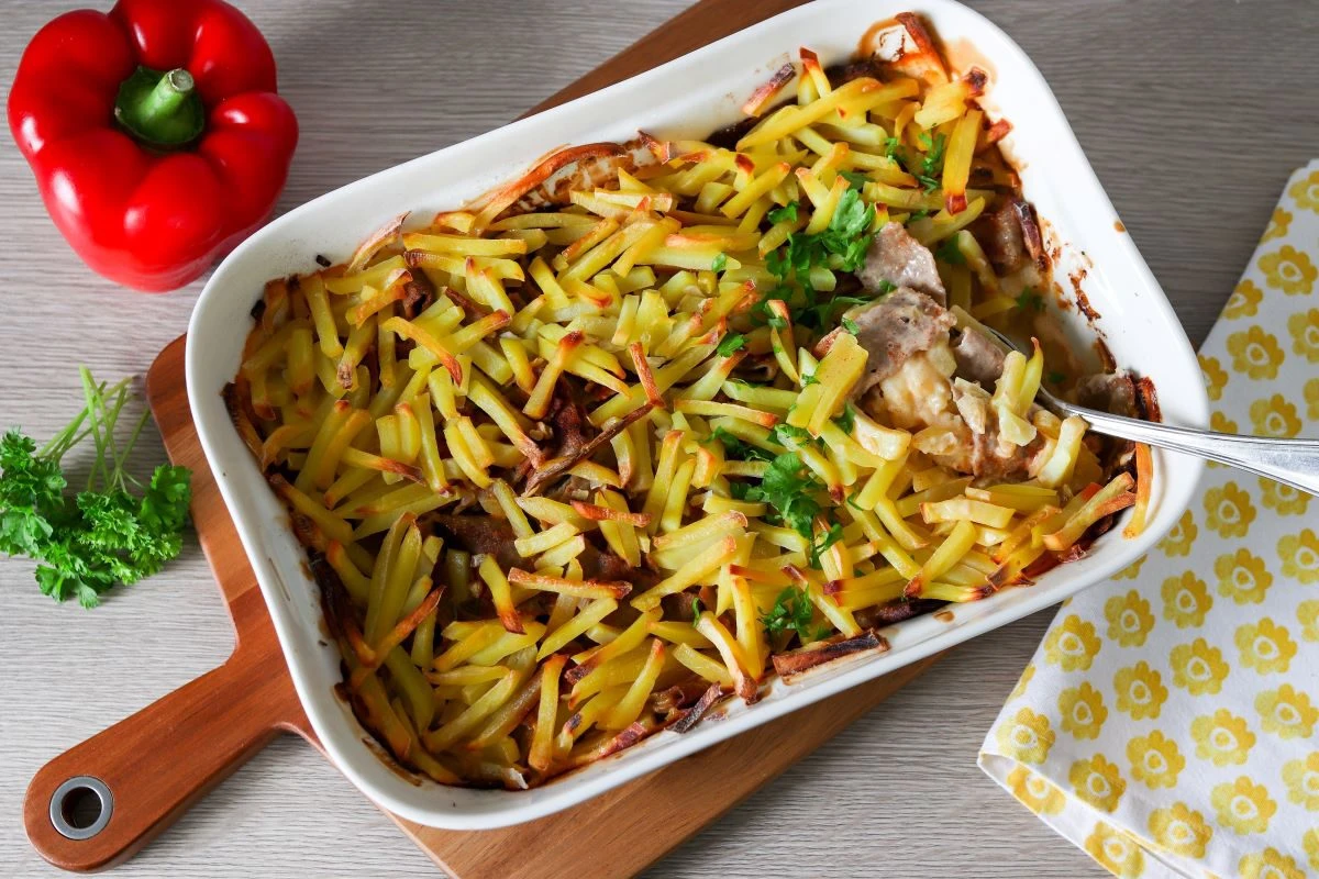 Helppo kebabkiusaus valkoisessa suorakaiteen muotoisessa uunivuoassa.