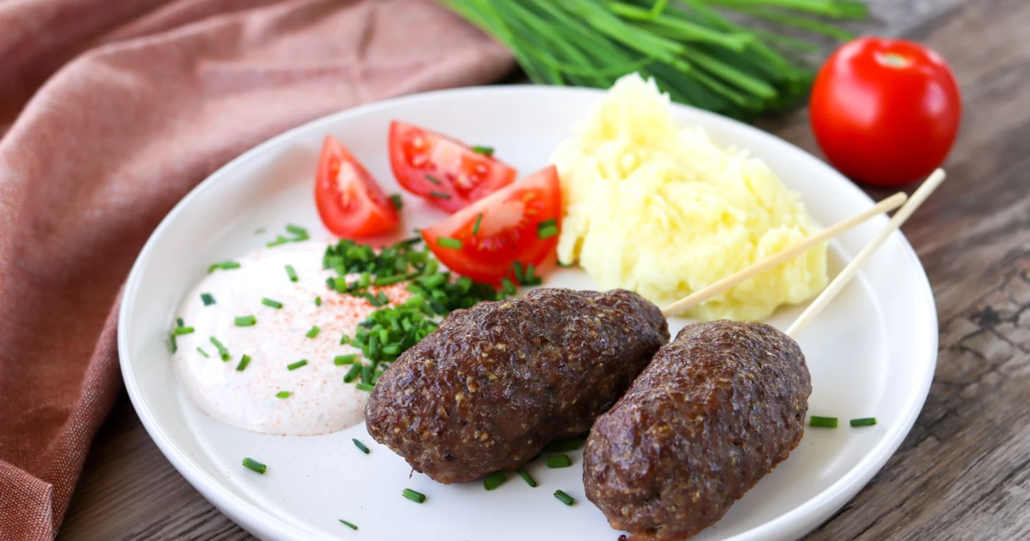 Kebakot uunissa paistamisen jälkeen lautasella.