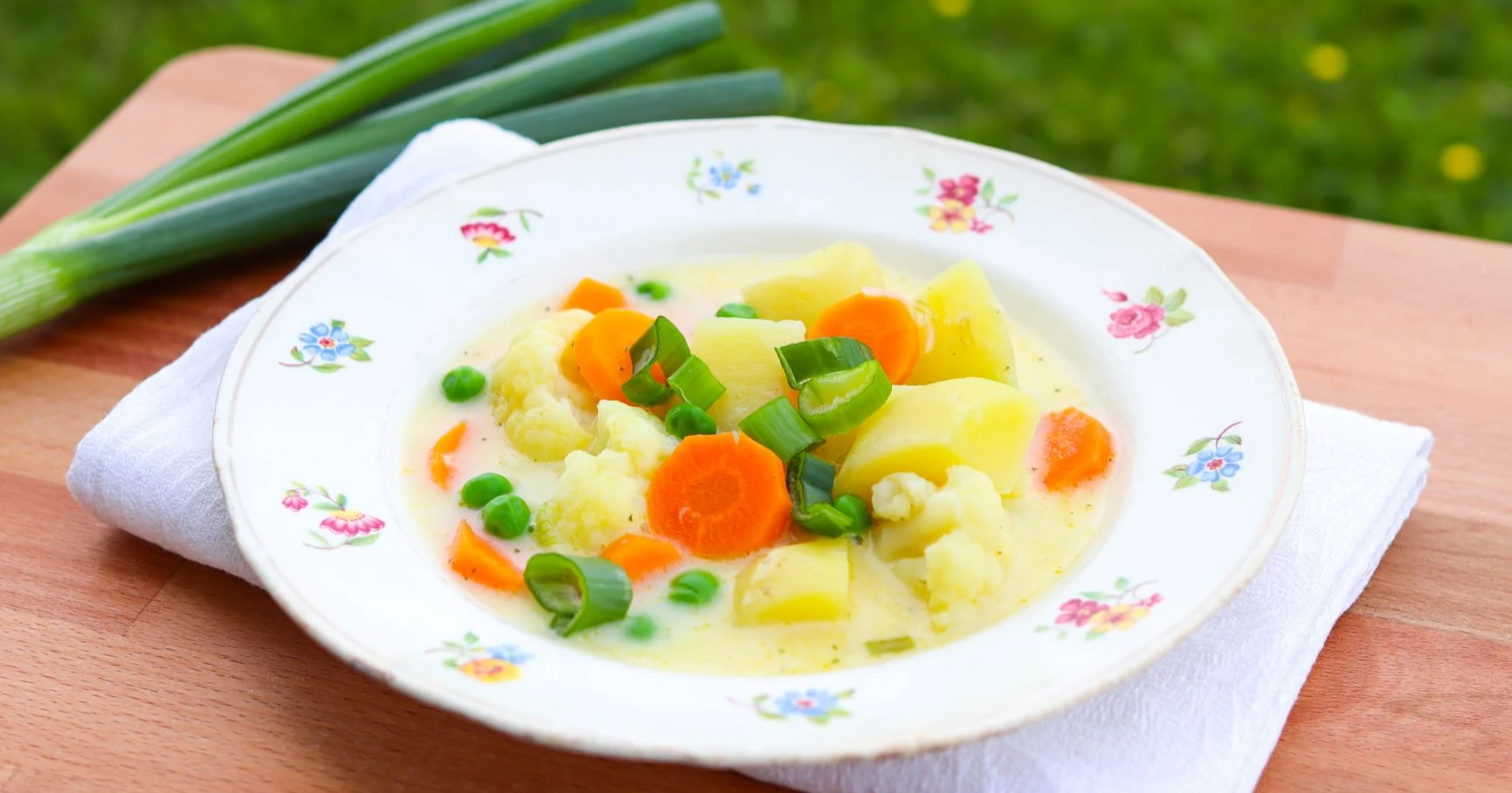 Kesäkeitto valkoisella lautasella.