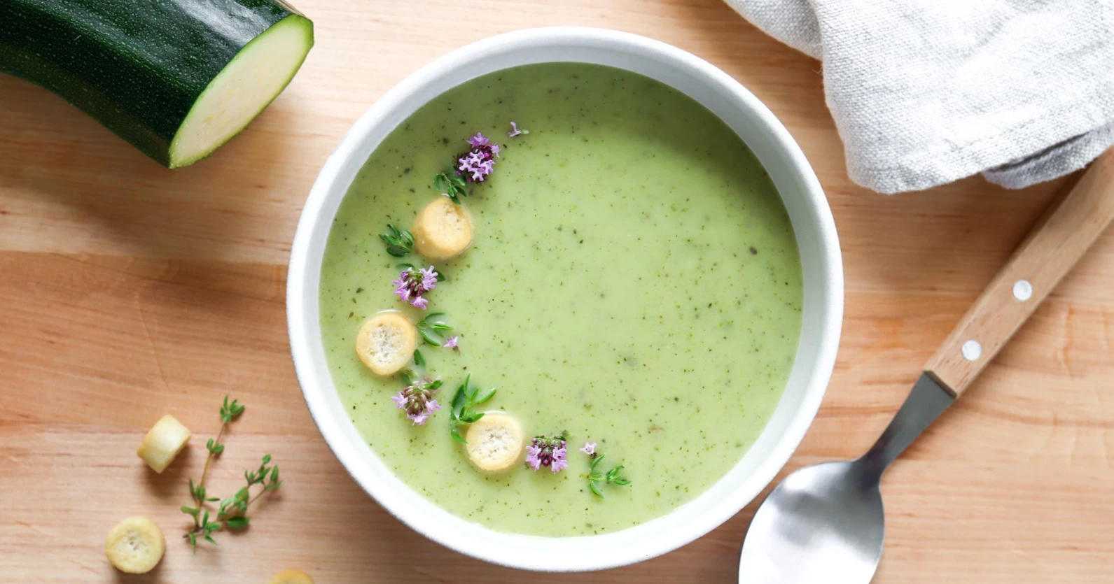Vihreä kesäkurpitsasosekeitto timjamilla ja krutongeilla koristeltuna