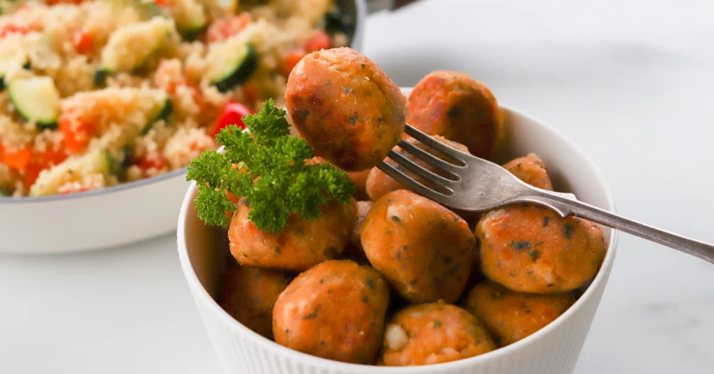 Halloumi-kikhernepyöryköissä on paistamisen jälkeen rapea pinta.