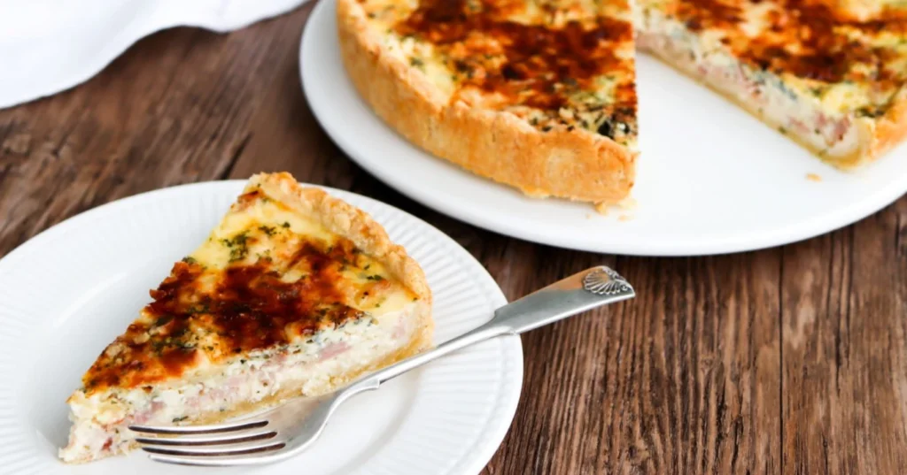 Kinkku-aurajuustopiirakka vuoasta irrottamisen jälkeen.