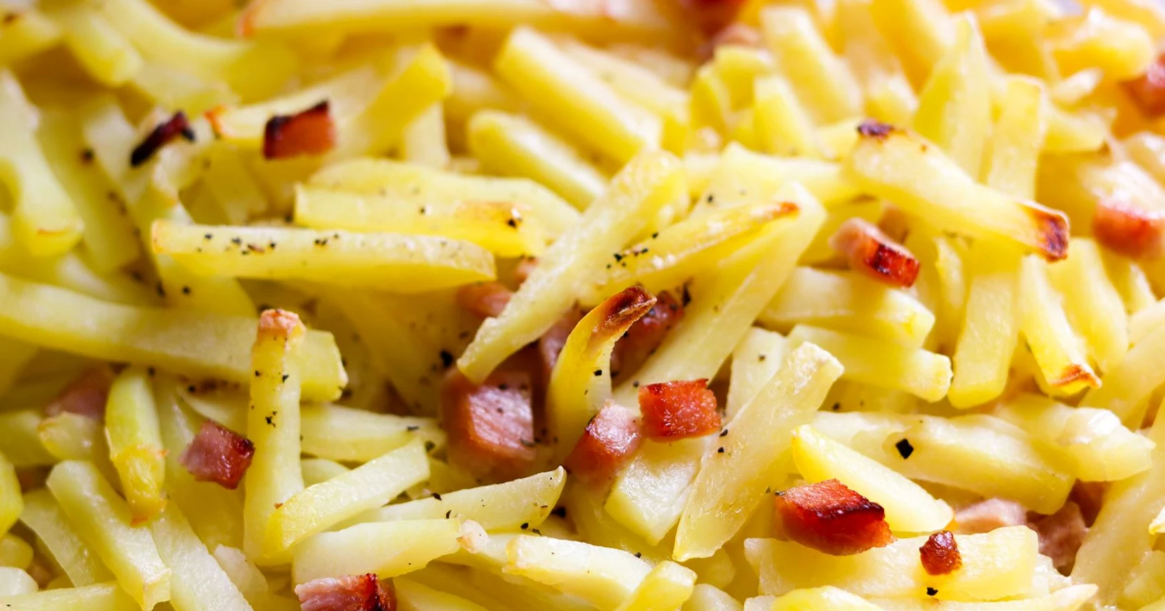 Kinkkukiusaus perunasipulisekoituksesta uunivuoassa.