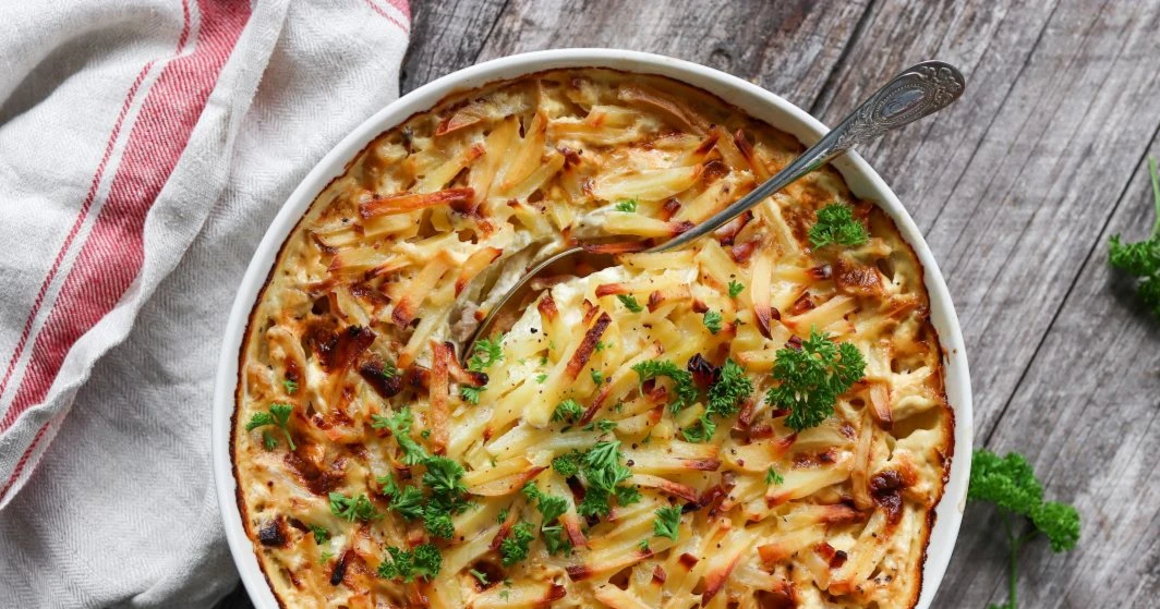 Kinkkukiusaus tuoreella persiljalla koristeltuna