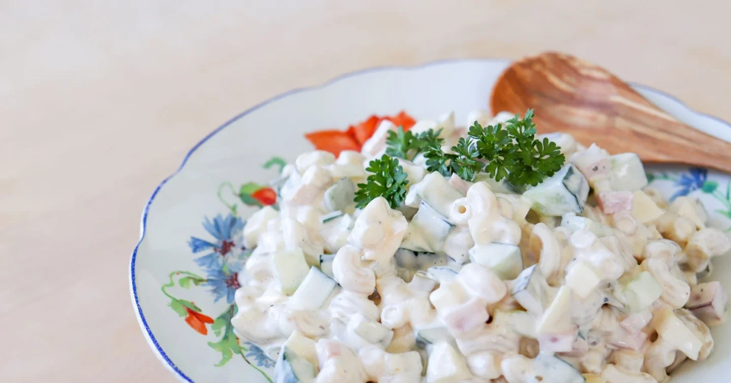 Kinkku-pastasalaatti tuoreen persiljan kera.