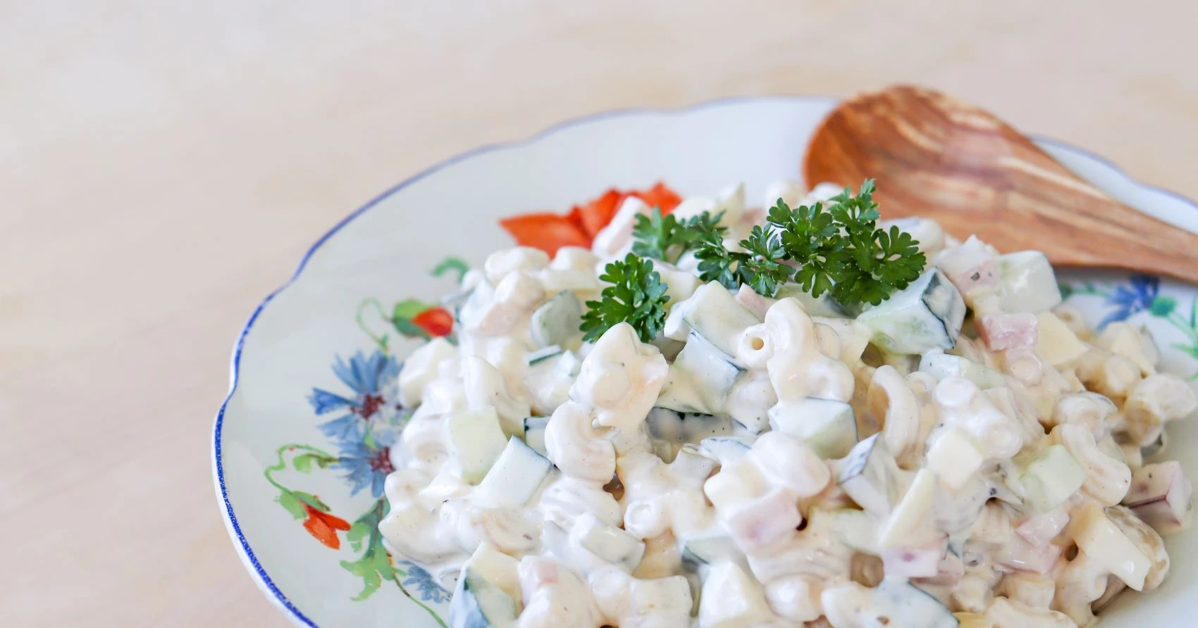 Kinkku-pastasalaatti tuoreen persiljan kera.