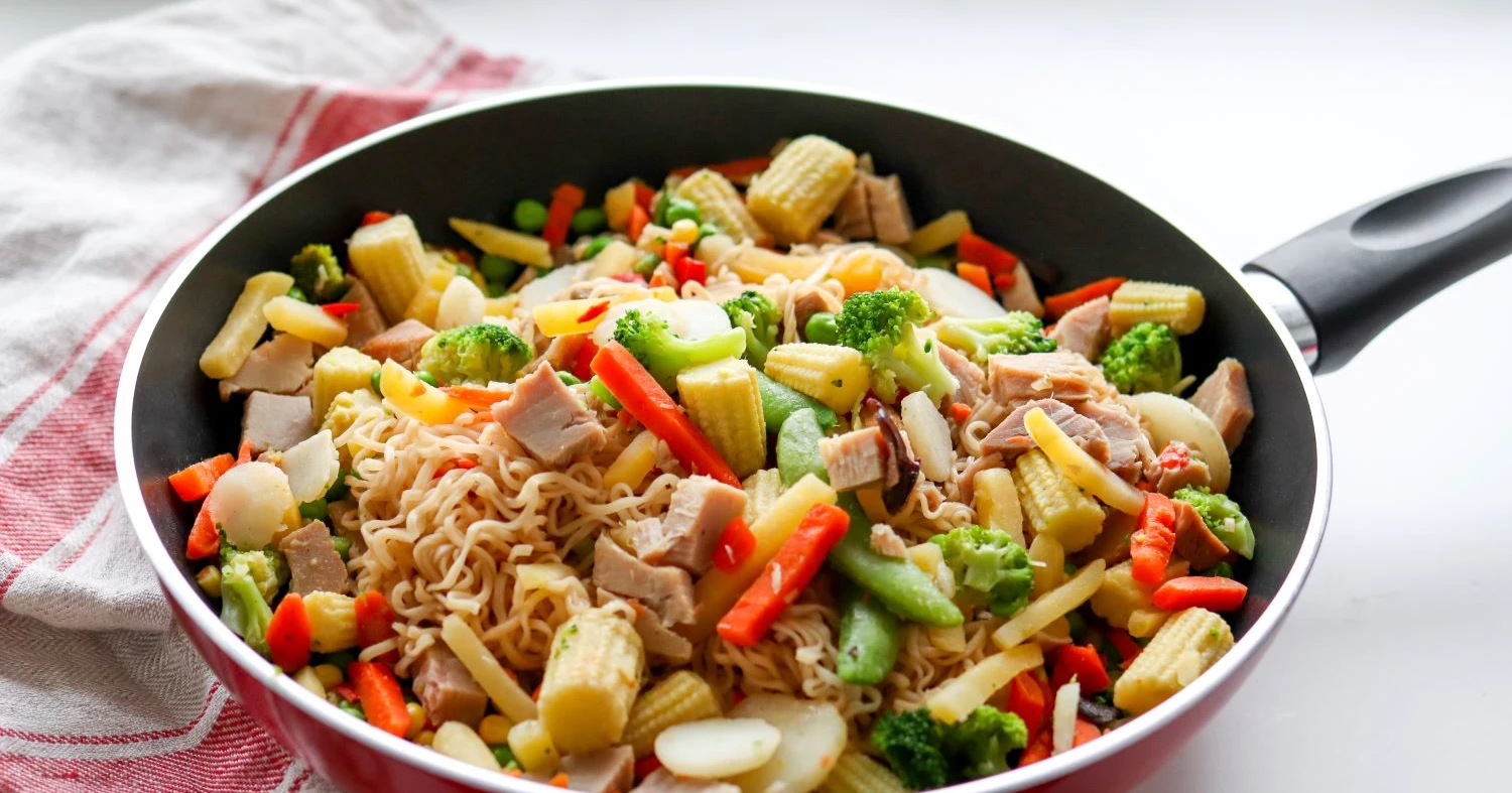 Kinkkuwokki punaisella paistinpannulla.