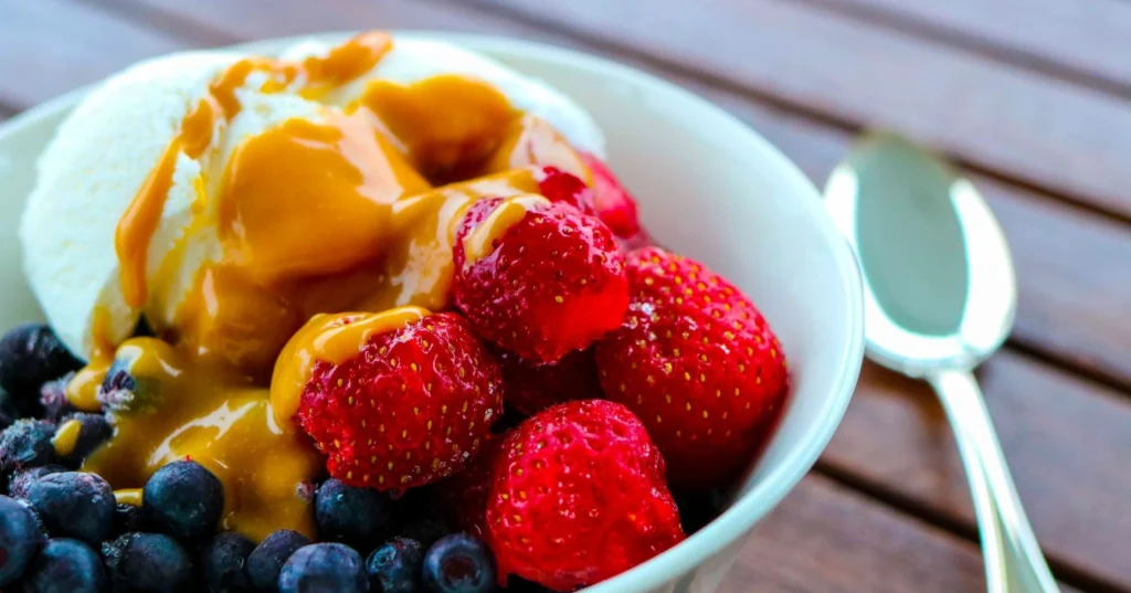 Kinuskikastiketta marjojen kanssa.