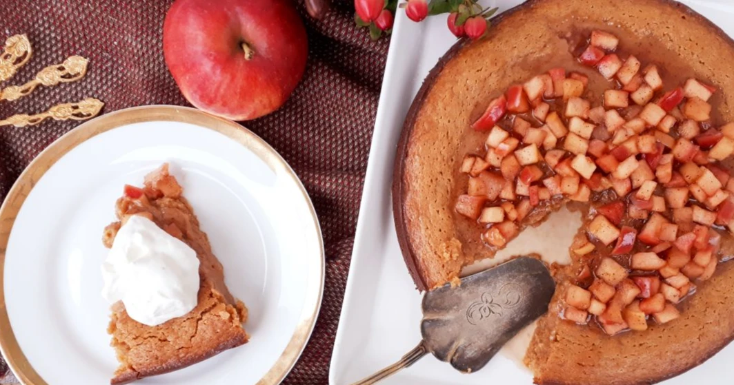 Kinuskimutakakku omenahöysteellä päällystettynä.