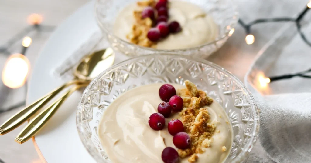 Kinuskivanukas kirpeiden karpaloiden kera.