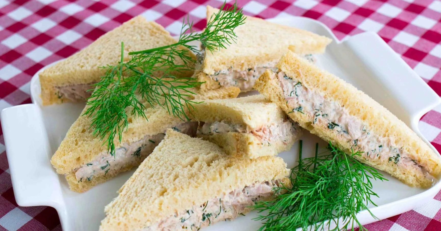 Tonnikalakolmioleivät tuoreen tillin kanssa.