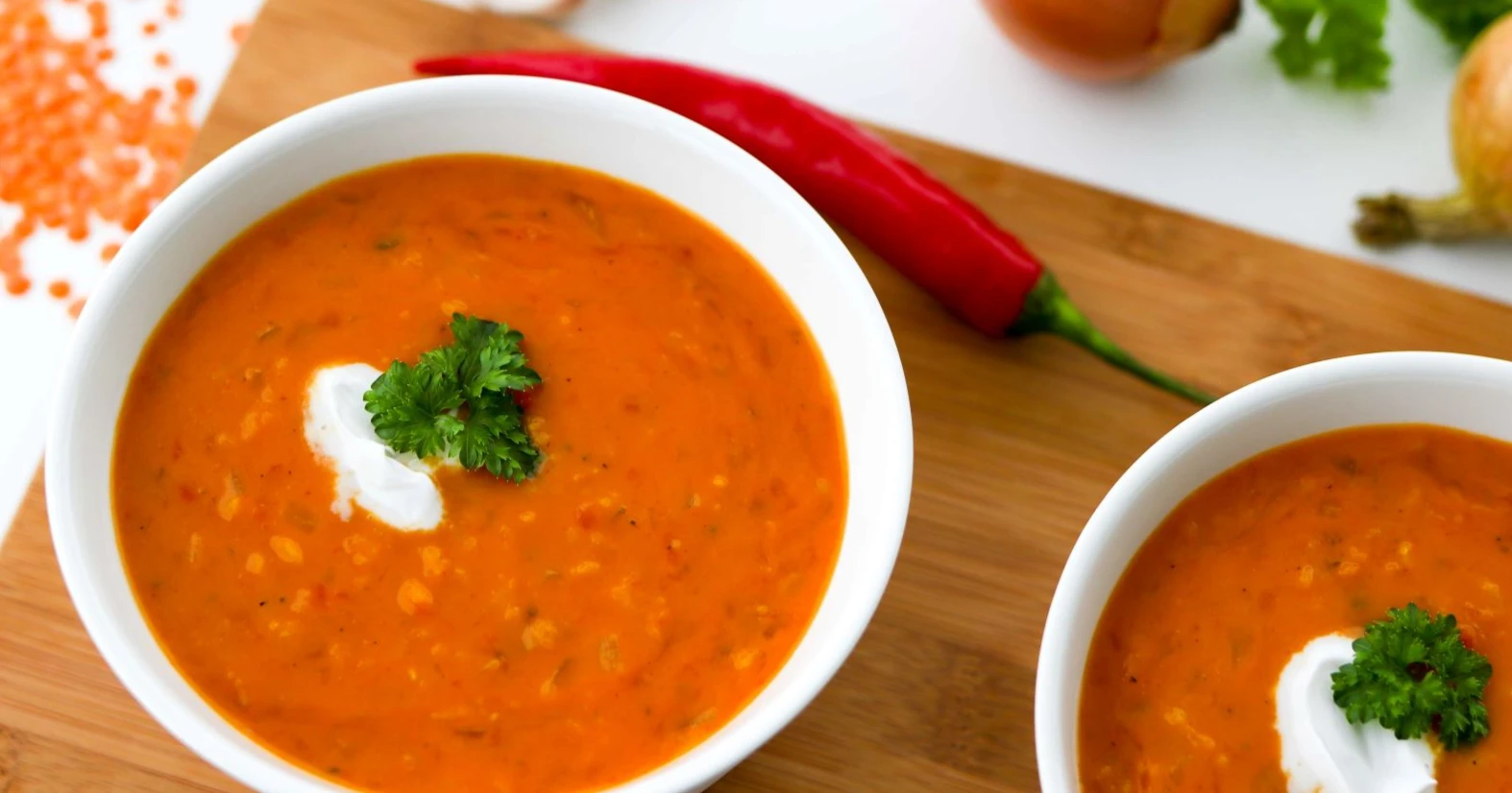 Kookos-linssikeitto valkoisessa kulhossa.