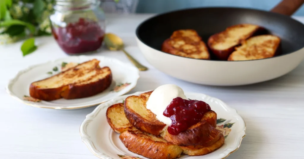 Köyhät ritarit vadelmahillon ja kermavaahdon kanssa.