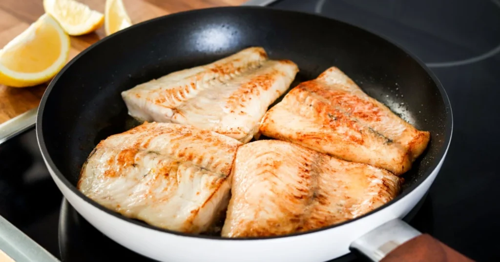 Kuhafileitä paistumassa pannulla.