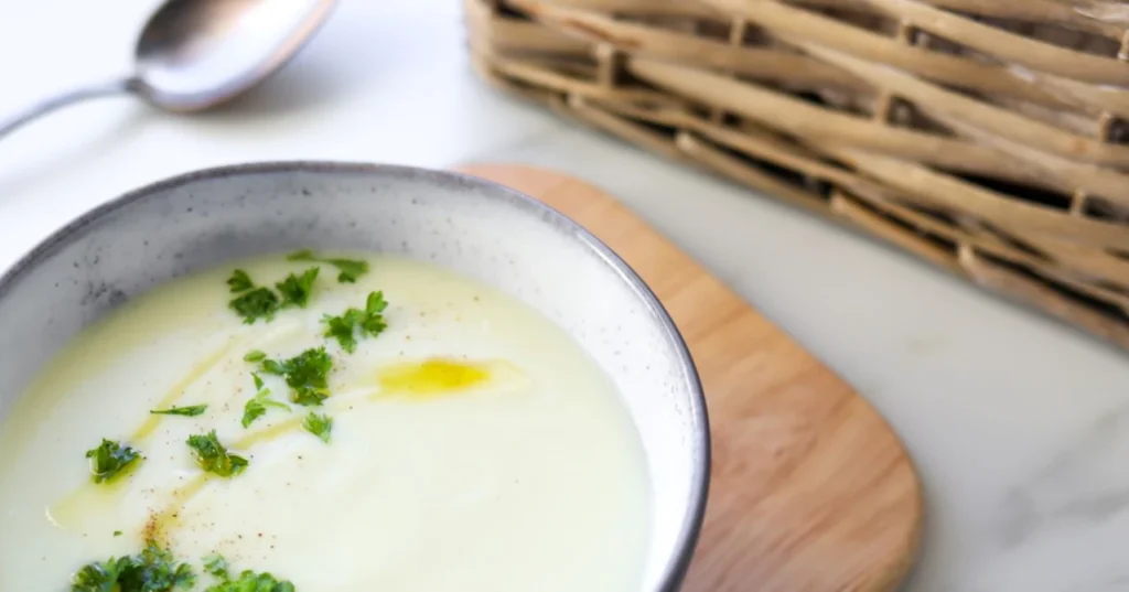 Kukkakaalisosekeittoa persiljalla ja keltaisella öljyllä koristeltuna.