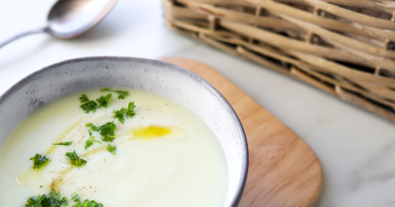 Kukkakaalisosekeittoa persiljalla ja keltaisella öljyllä koristeltuna.