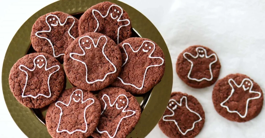 Suklaakeksejä, joiden päälle on kuorrutettu kummitus.