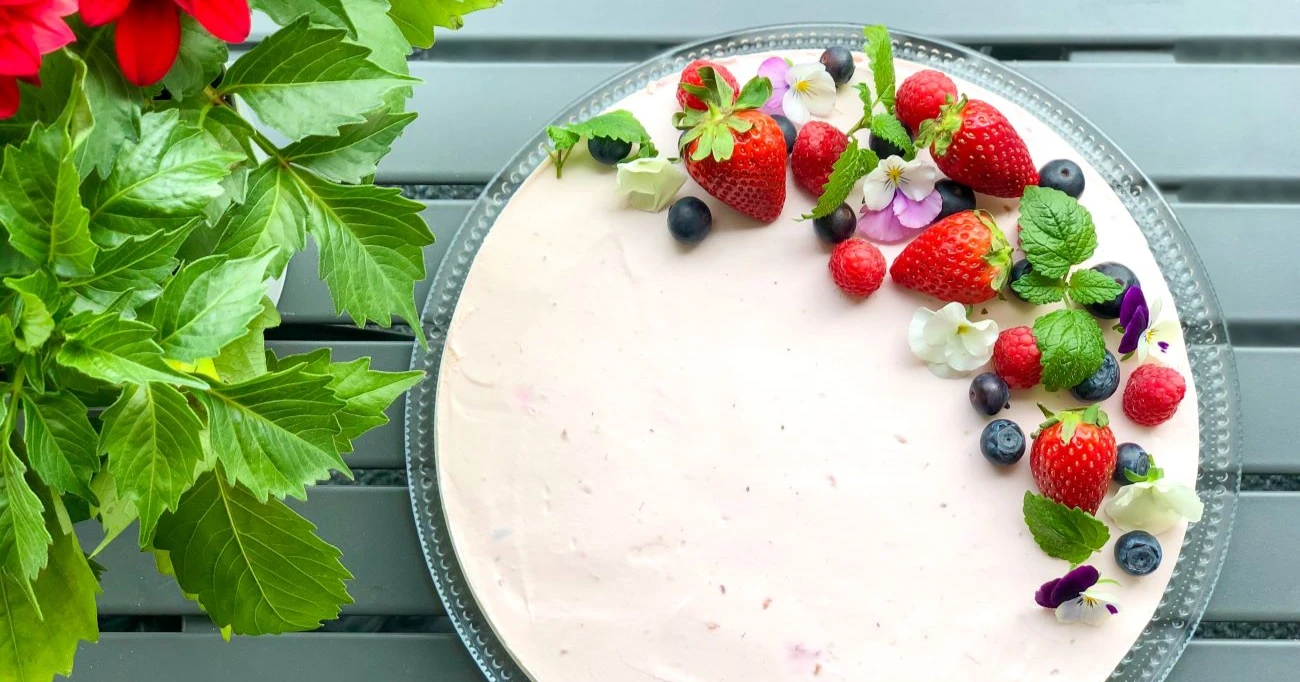 Kuningatar-juustokakku on kesäinen kakku.