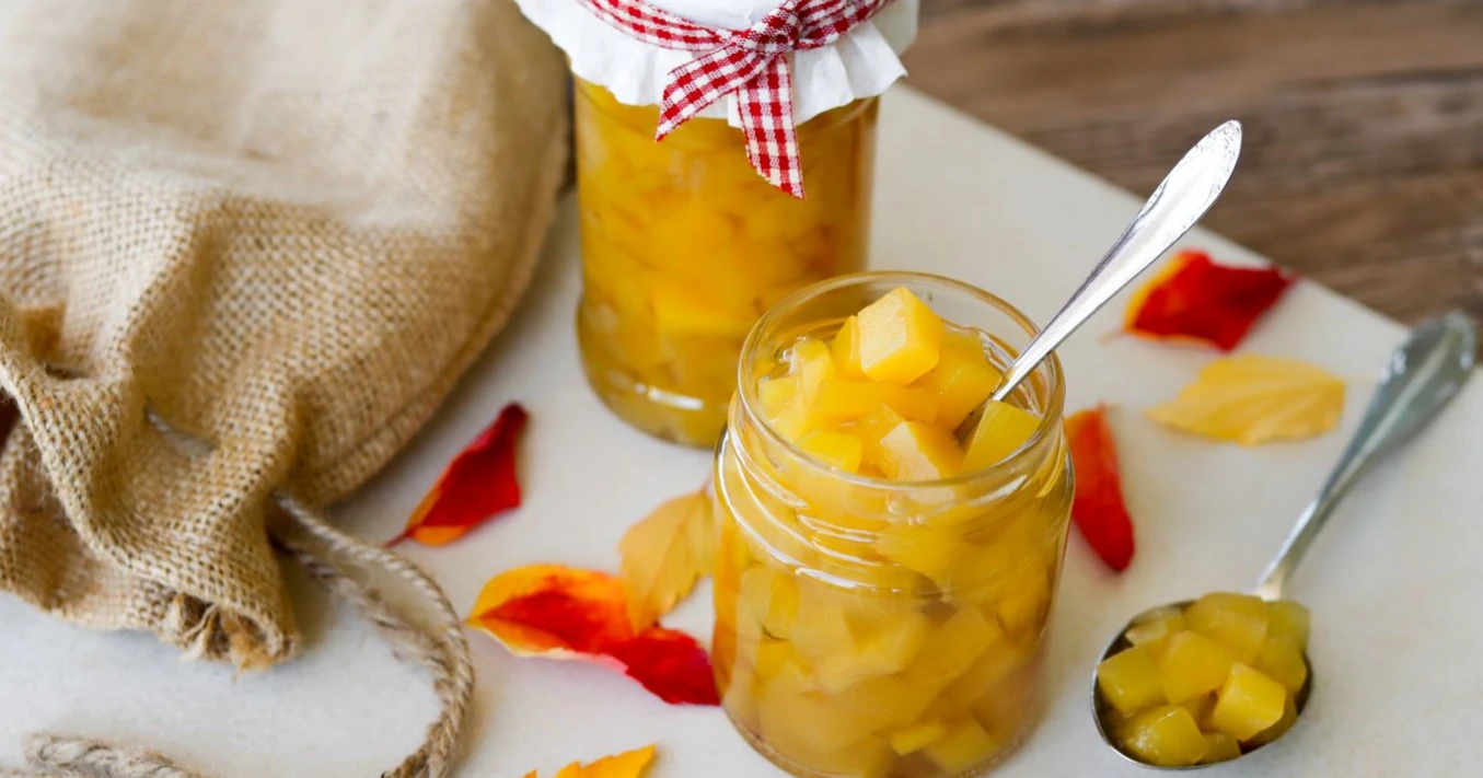 Kurpitsapikkelssi lasisiin purkkeihin pakattuna.