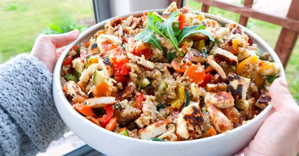 Kvinoasalaatti laakeassa vadissa.