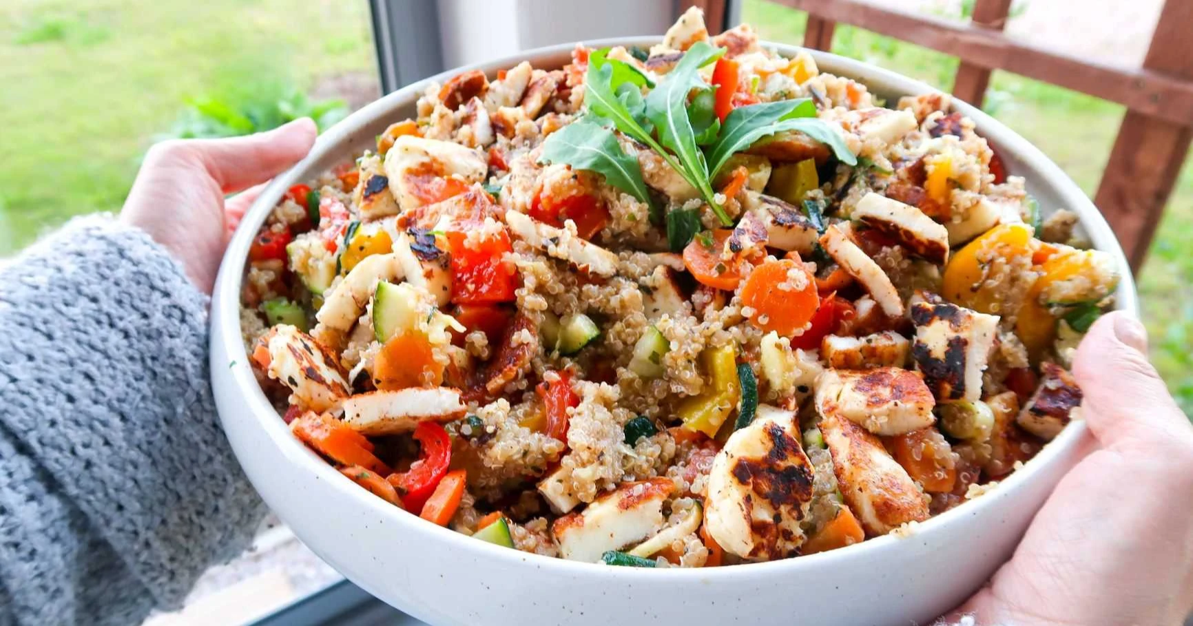 Kvinoasalaatti laakeassa vadissa.