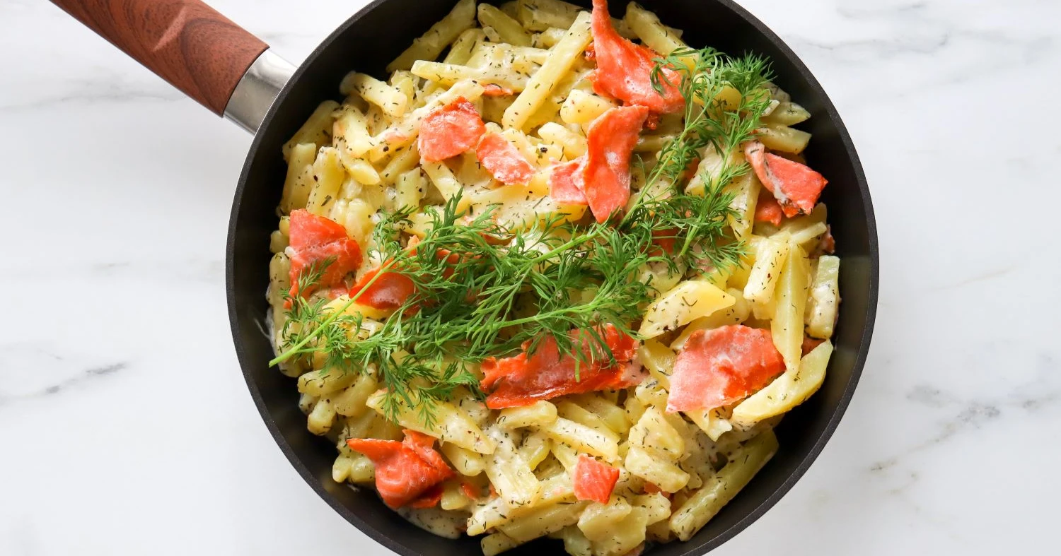 Kylmäsavulohikiusaus ja tuoretta tilliä paistinpannulla.