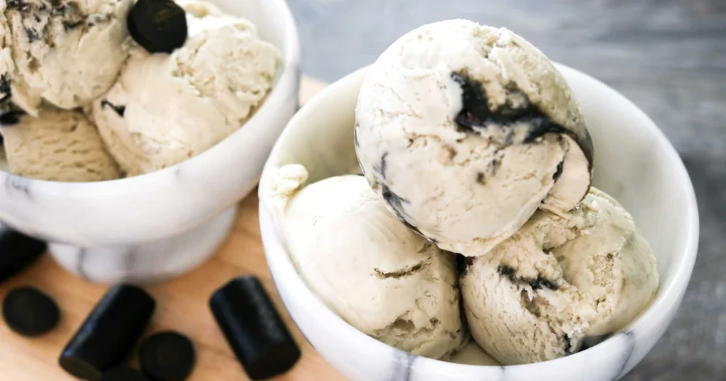 Lakritsijäätelö kulhossa sekä lakuja.