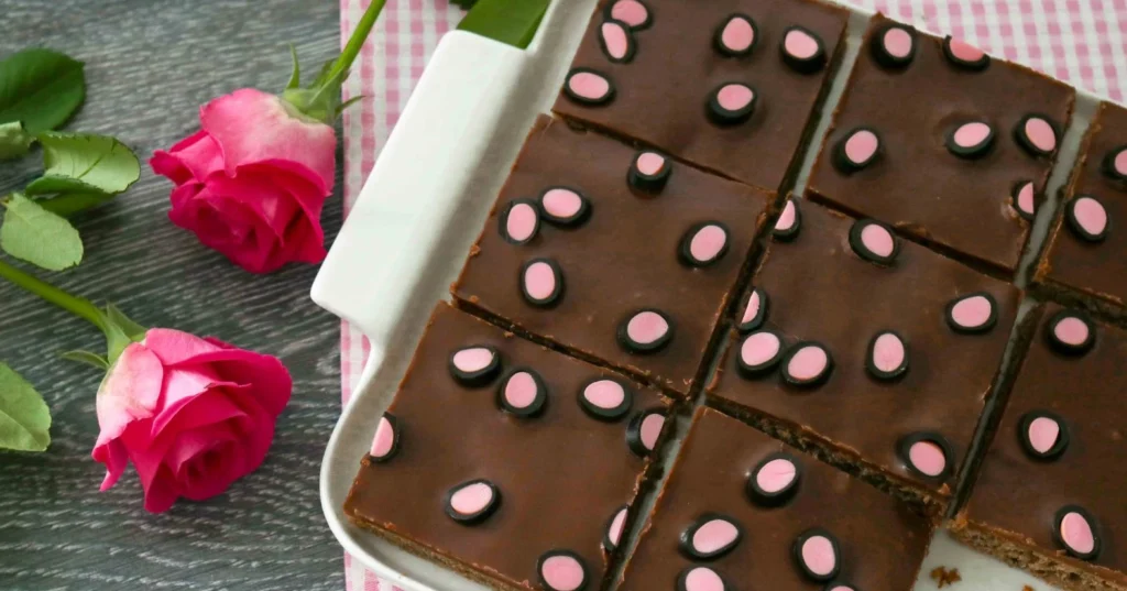 Lakuilla päällystetyt lakritsi-mokkapalat.