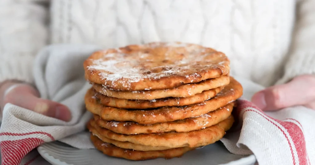 Lantturieskat pinossa lautasella, josta pidetään kiinni käsillä.