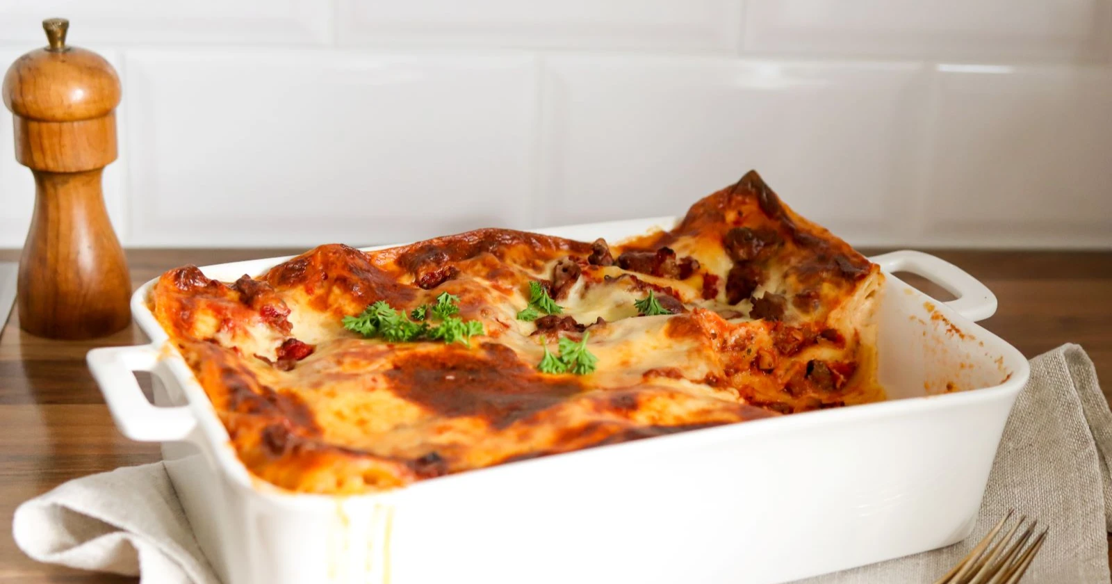 Lasagne keittiössä valkoisessa uunivuoassa.